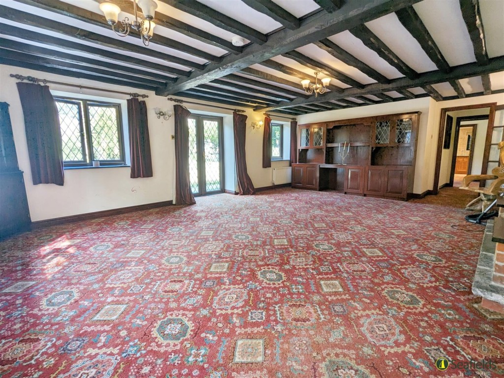 Lot: 115 - FREEHOLD DETACHED HOUSE FOR IMPROVEMENT AND BARN AND OUTBUILDINGS WITH POTENTIAL ON A PLOT CLOSE TO ONE AND A HALF ACRES - The Living Room